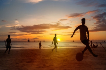 Honnan származik és hogyan kell játszani a nyár legnépszerűbb sportját, a strandfocit?