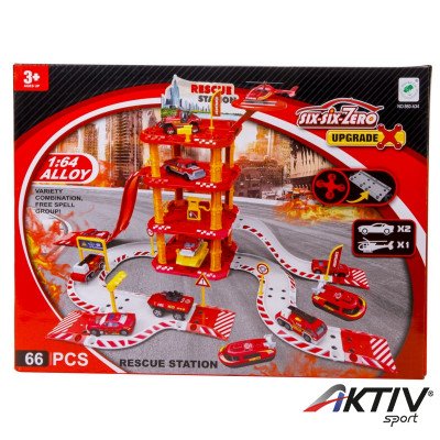 Tűzoltó parkolóház és helikopter leszálló fém kisatóval és tűzoltóval