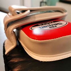 Pao Saman Pro hajlított bőr fekete-piros-fehér