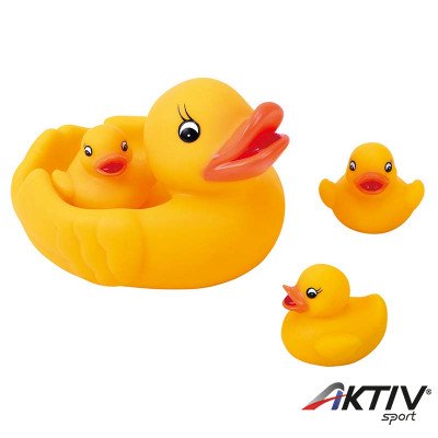 Vidám lebegő kacsacsalád