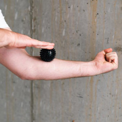 Masszírozó labda tüskés HMS 6 cm fekete