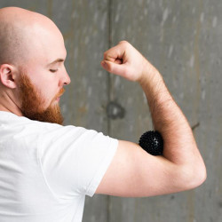 Masszírozó labda tüskés HMS 6 cm fekete