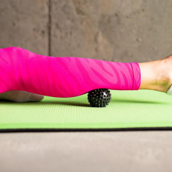 Masszírozó labda tüskés HMS 6 cm fekete