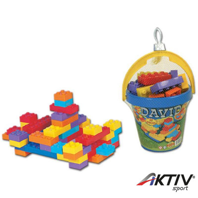 Dávid kis vödrös építő