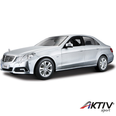 Fém autó 1:18 Maisto Mercedes E