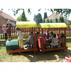 Fedett kocsi asztallal